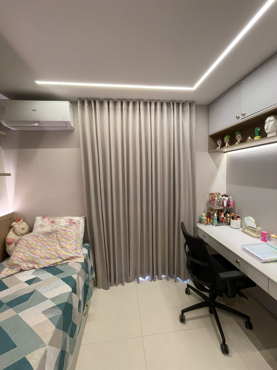Cortina de tecido em quarto planejado